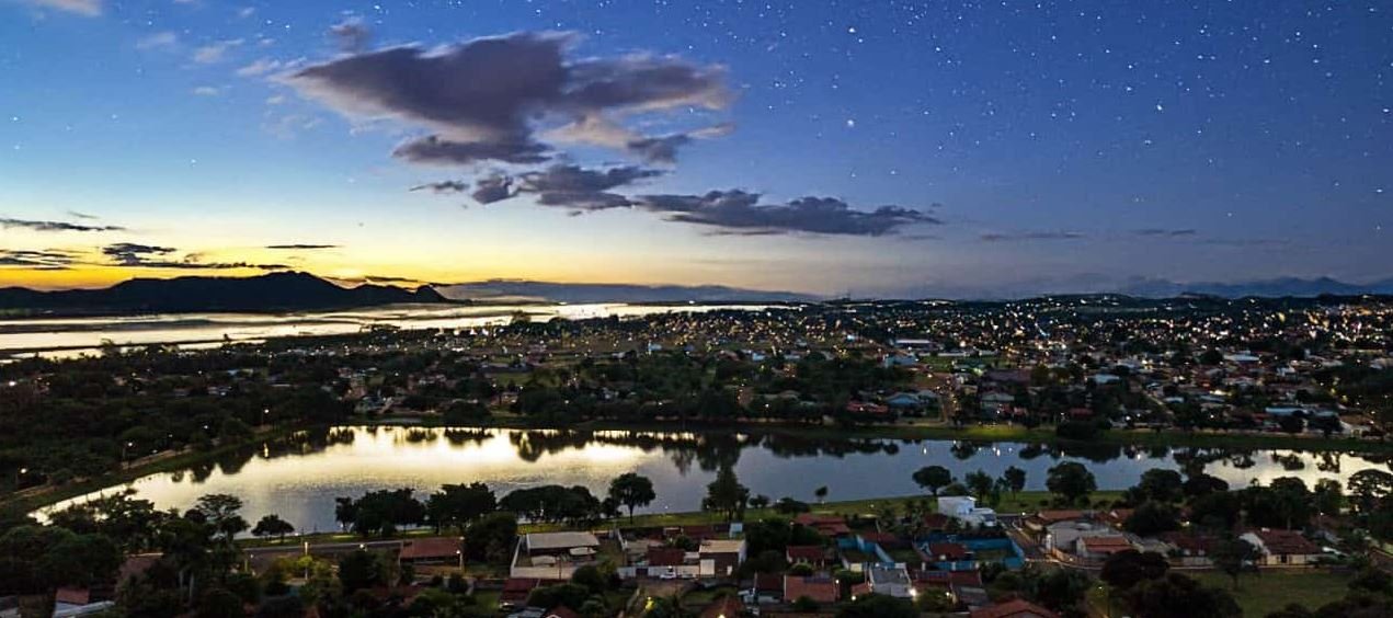 Vista panorâmica de Planura MG - Lago e Rio Grande ao entardecer